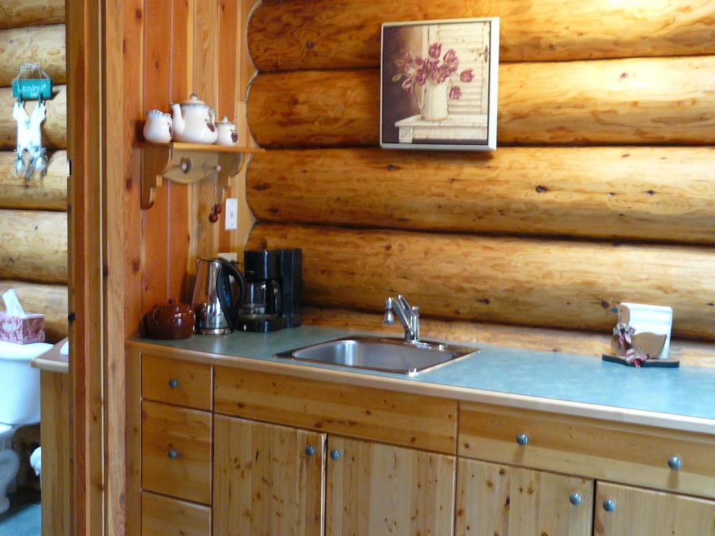 Hitching Post Resort Kelowna Room photo