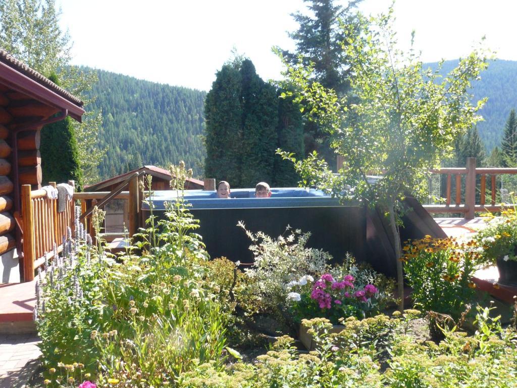 Hitching Post Resort Kelowna Exterior photo