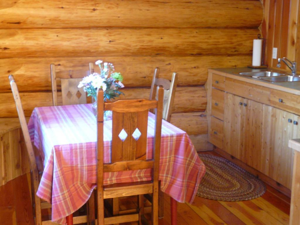 Hitching Post Resort Kelowna Room photo