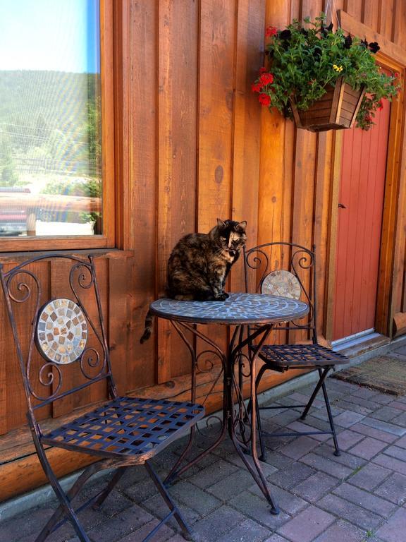 Hitching Post Resort Kelowna Exterior photo