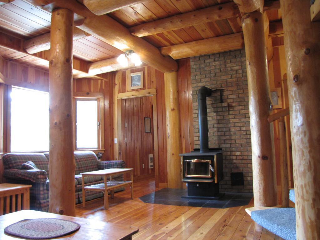 Hitching Post Resort Kelowna Exterior photo
