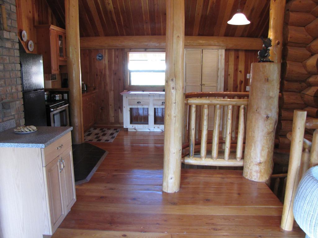 Hitching Post Resort Kelowna Exterior photo