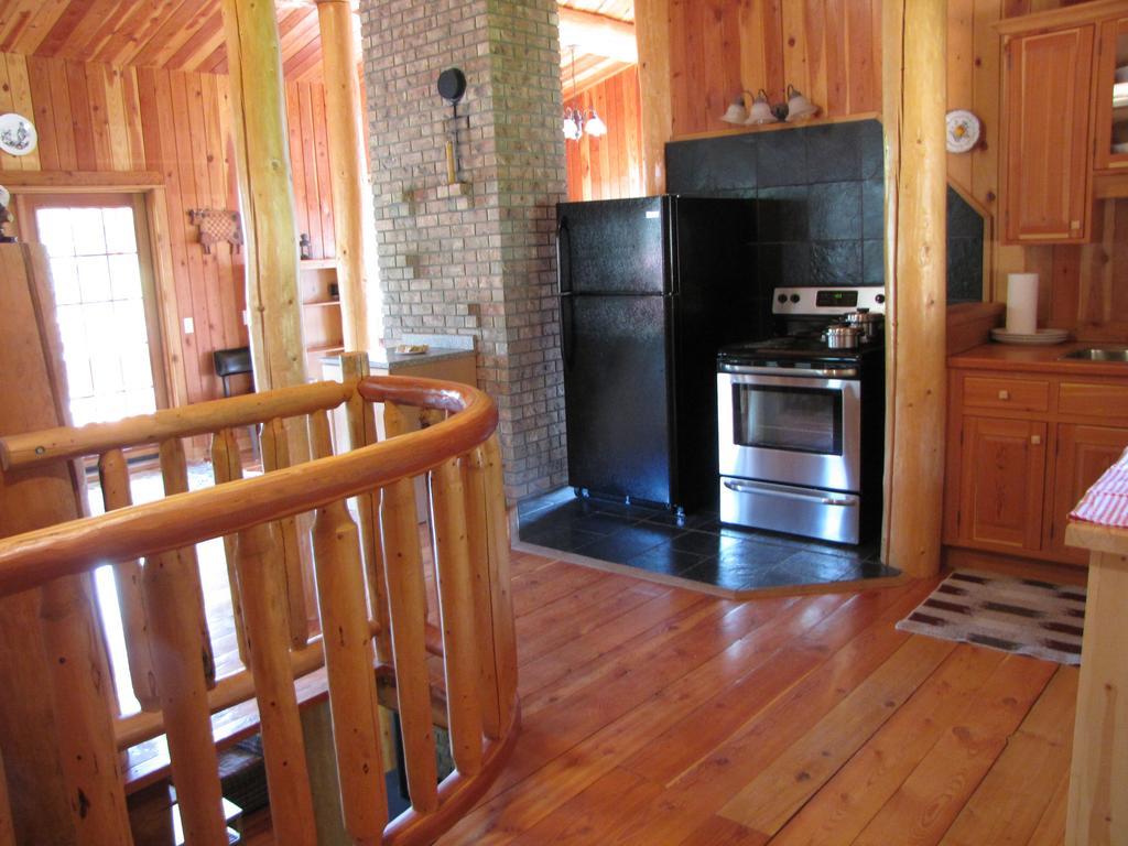 Hitching Post Resort Kelowna Exterior photo