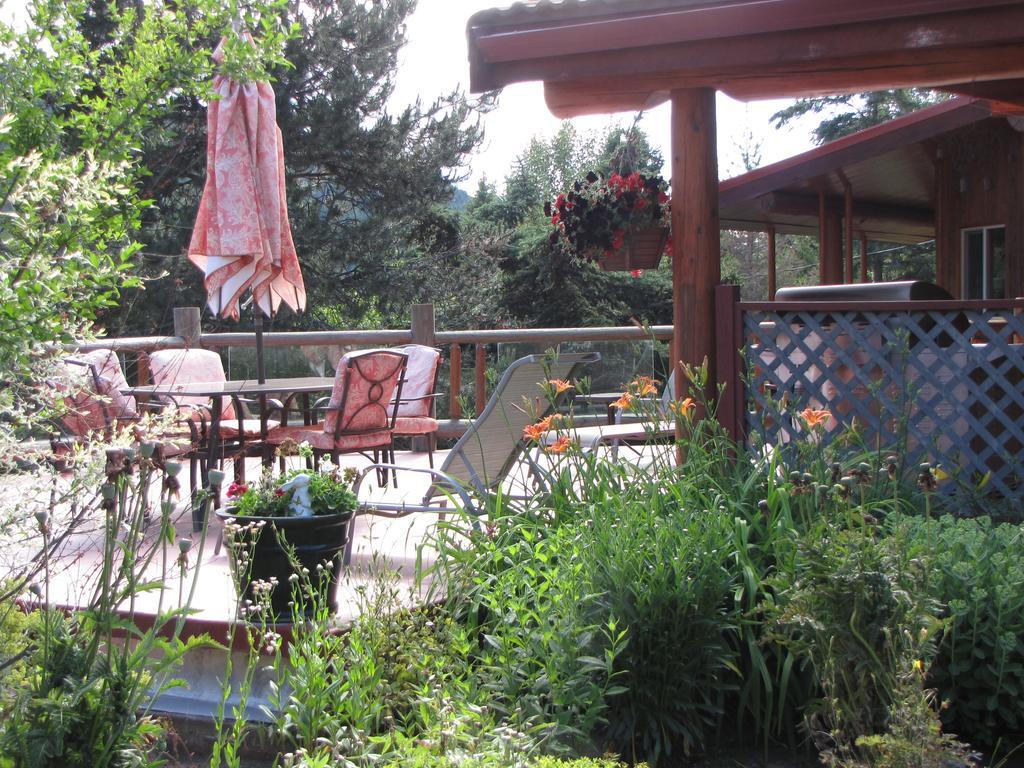 Hitching Post Resort Kelowna Exterior photo
