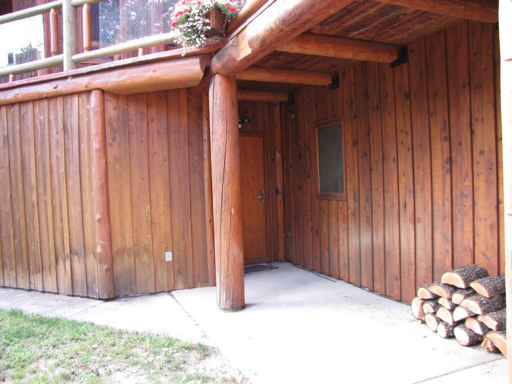 Hitching Post Resort Kelowna Exterior photo