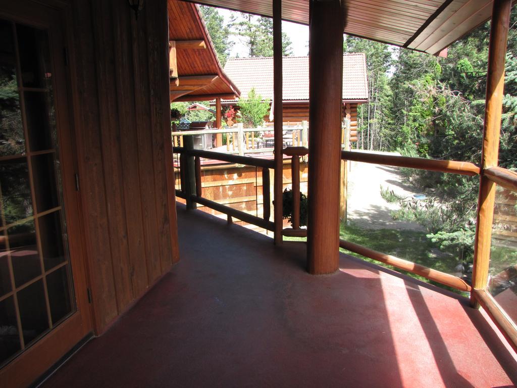 Hitching Post Resort Kelowna Exterior photo