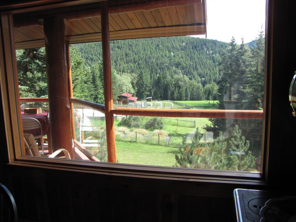 Hitching Post Resort Kelowna Exterior photo